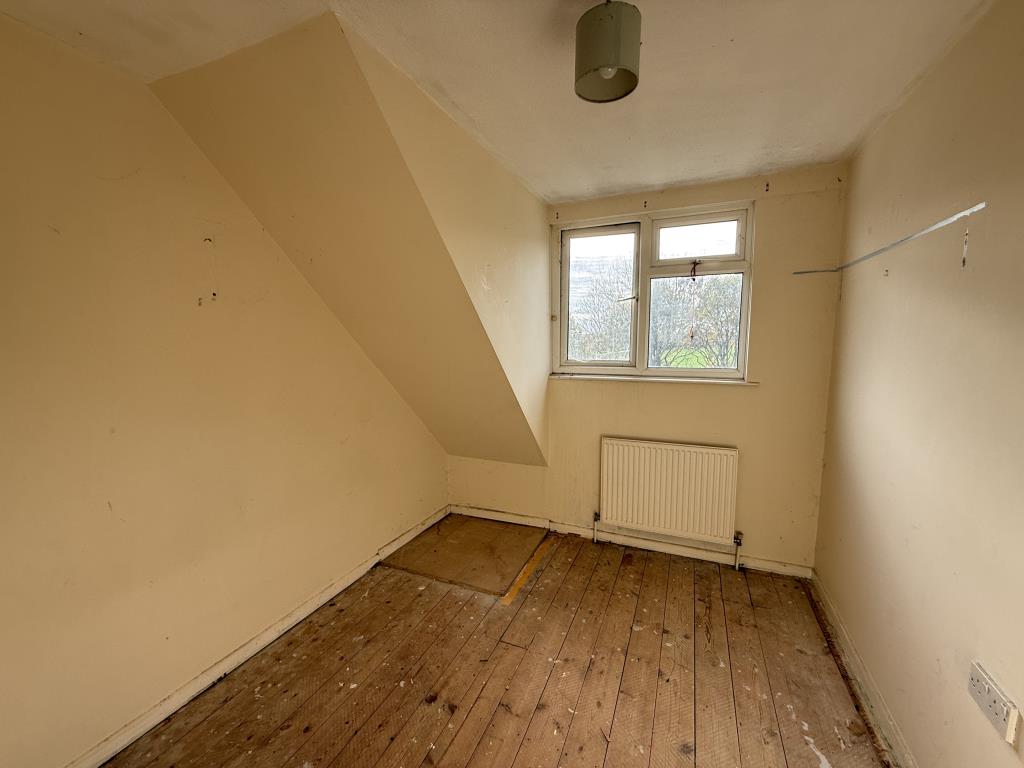 Lot: 73 - THREE-BEDROOM SEMI-DETACHED HOUSE WITH GARAGE IN NEED OF IMPROVEMENT - Bedroom three at rear of property